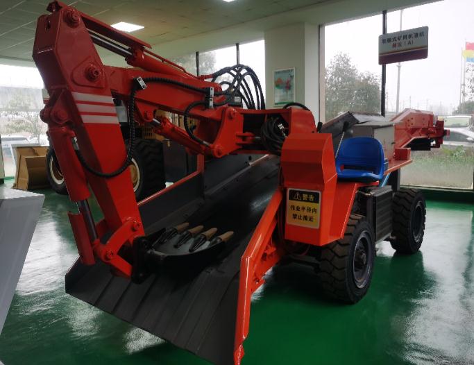 跟著帥龍機(jī)電一起看看輪式扒渣機(jī)設(shè)備的功能和用途！